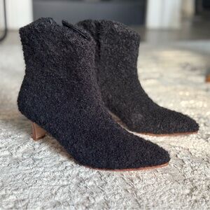 Huma Blanco boots in coal alpaca in Size 39